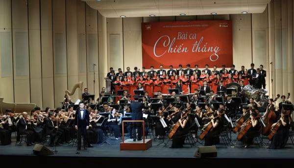 Chương trình nghệ thuật "Bài ca chiến thắng" tại Nhà hát Hồ Gươm.