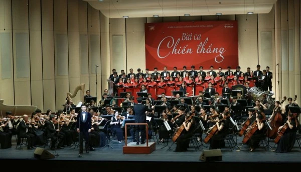 Chương trình nghệ thuật "Bài ca chiến thắng" tại Nhà hát Hồ Gươm.