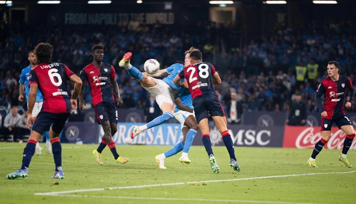 McTominay ngả người dứt điểm ghi bàn cho Napoli. McTominay ngả người dứt điểm ghi bàn cho Napoli.