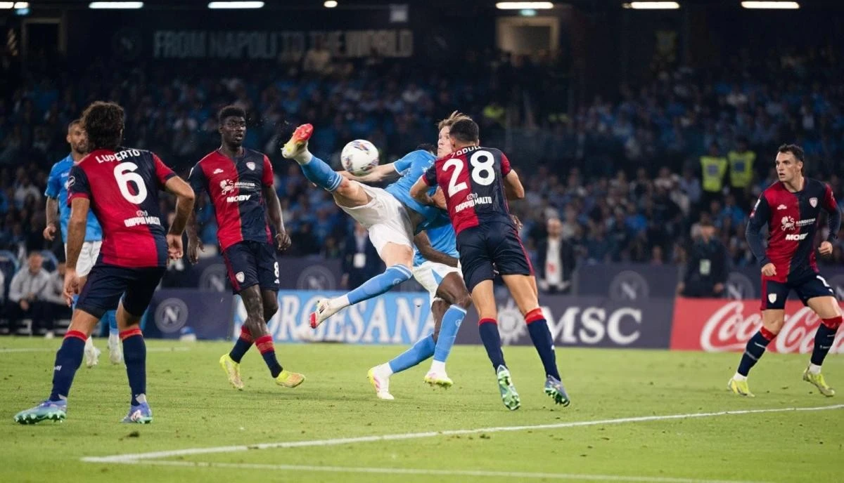 McTominay ngả người dứt điểm ghi bàn cho Napoli.