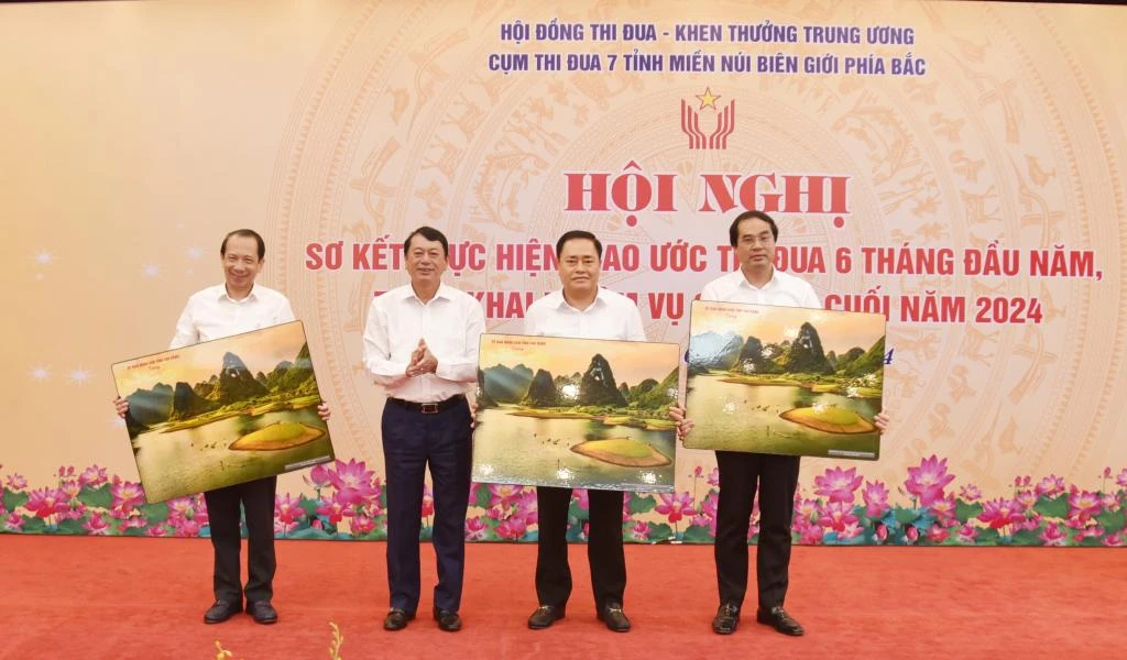 Chủ tịch UBND tỉnh Hoàng Xuân Ánh tặng bức tranh Mắt Thần núi cho các đơn vị trong Cụm thi đua.