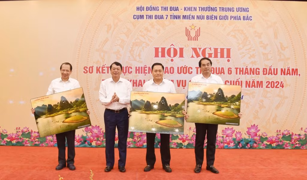 Chủ tịch UBND tỉnh Hoàng Xuân Ánh tặng bức tranh Mắt Thần núi cho các đơn vị trong Cụm thi đua.