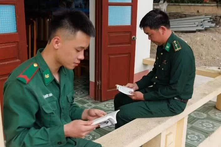 Cán bộ, chiến sĩ Đồn Biên phòng Y Tý chăm chú đọc các cuốn sách trong Tủ sách đổi đời.