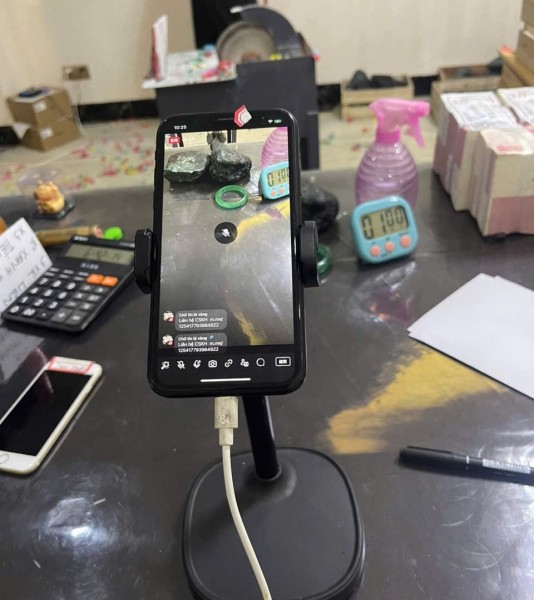 Các đối tượng livestream với hình thức cắt đá trúng thưởng và đặt cọc tiền. Các đối tượng livestream với hình thức cắt đá trúng thưởng và đặt cọc tiền.