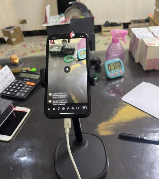 Các đối tượng livestream với hình thức cắt đá trúng thưởng và đặt cọc tiền.