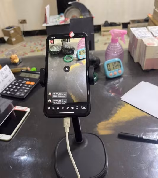 Các đối tượng livestream với hình thức cắt đá trúng thưởng và đặt cọc tiền.