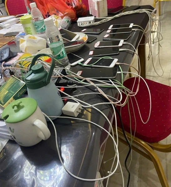 Các đối tượng dùng nhiều máy điện thoại để livestream lừa đảo người tiêu dùng.