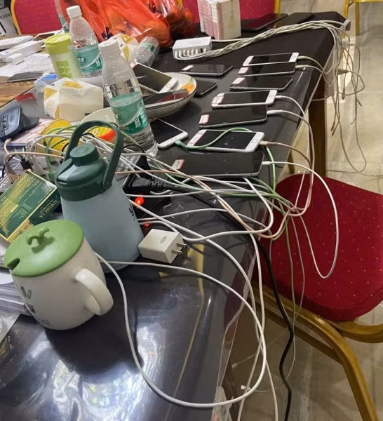 Các đối tượng dùng nhiều máy điện thoại để livestream lừa đảo người tiêu dùng.