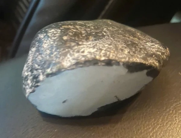 Viên đá các đối tượng lừa đảo bên trong có ngọc.