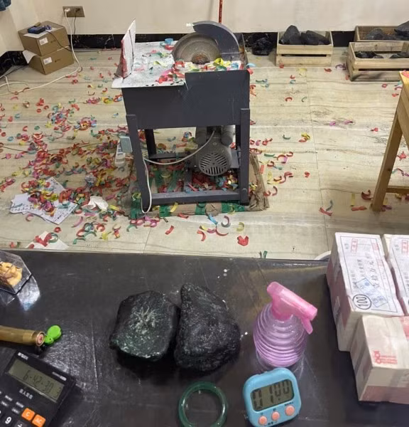 Dụng cụ cắt đá và phương tiện phun sơn lên đá để lừa người xem.