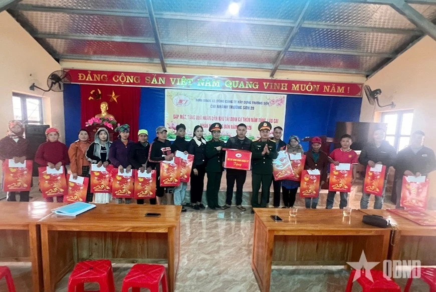 Chi nhánh Trường Sơn 28 (Binh đoàn 12) trao quà tặng 15 hộ dân ở thôn Nậm Tông, xã Cốc Lầu, tỉnh Lào Cai.
