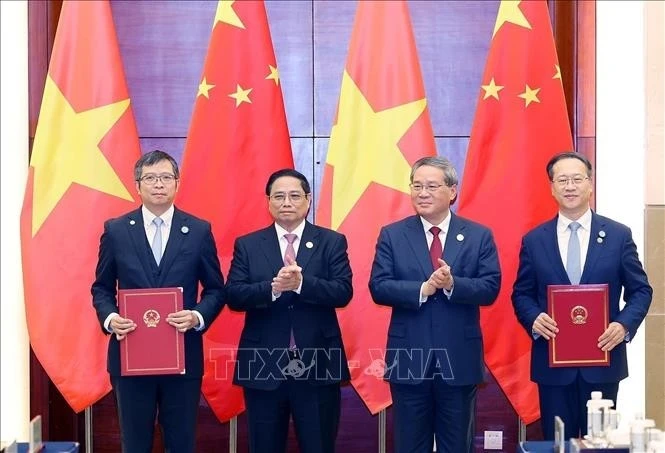 Thủ tướng Phạm Minh Chính và Thủ tướng Lý Cường chứng kiến trao công hàm giữa hai Bộ Ngoại giao về việc thành lập Tổng lãnh sự quán Việt Nam tại thành phố Trùng Khánh.