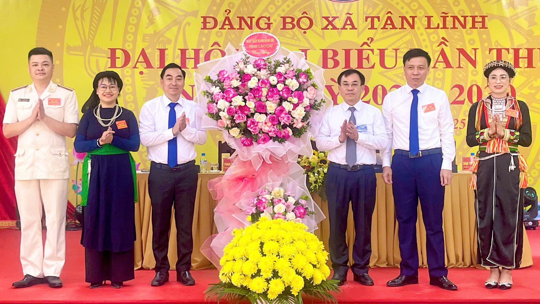 Đồng chí Phạm Toàn Thắng, Ủy viên Ban Thường vụ, Trưởng Ban Tổ chức Tỉnh ủy tặng hoa chúc mừng đại hội. dc-pham-toan-thang-tang-hoa-chuc-mung-dai-hoi.jpg