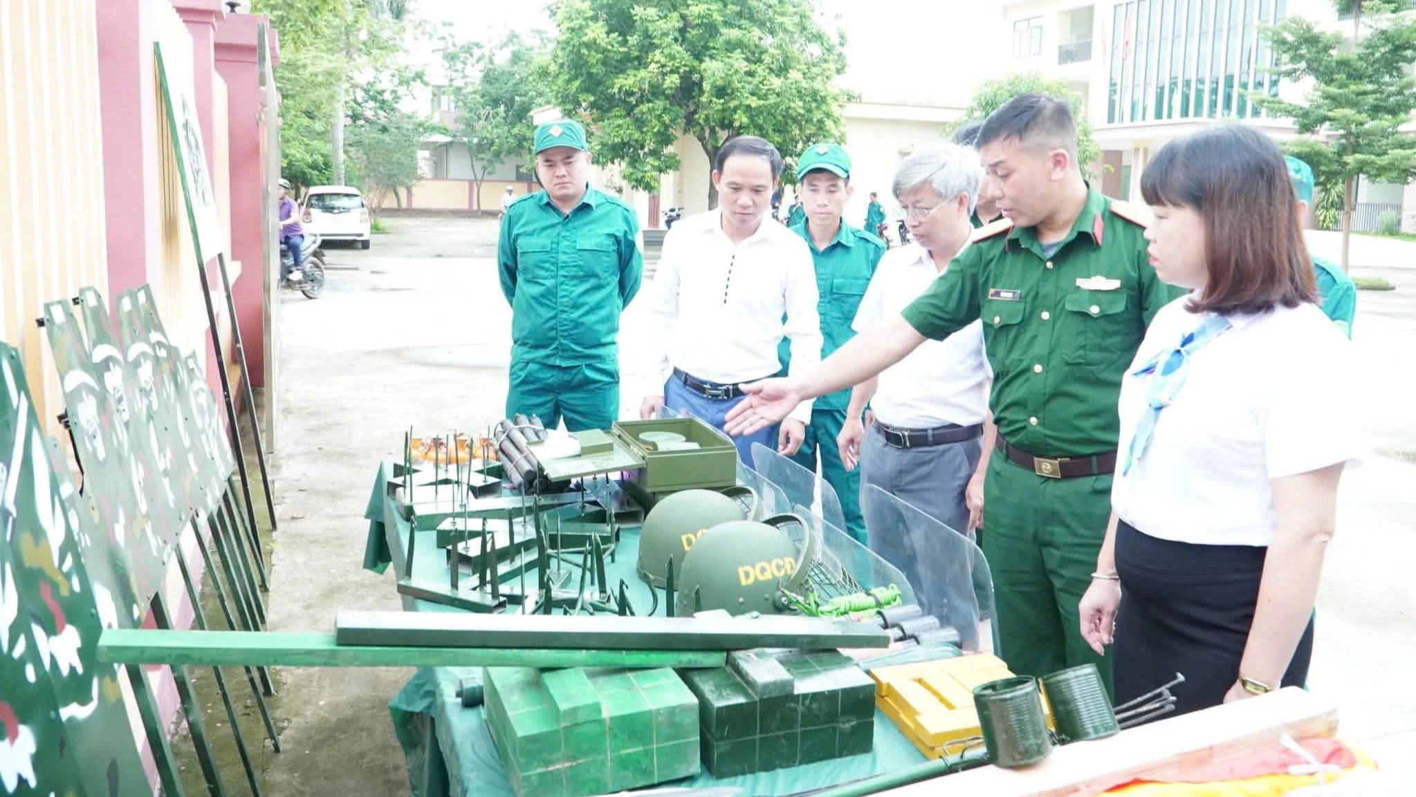 lanh-dao-phuong-tham-quan-giao-an-mo-hinh-hoc-cu-phuc-vu-huan-luyen-dan-quan-2-3520.jpg
