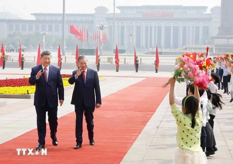 Tổng Bí thư, Chủ tịch nước Tô Lâm và Tổng Bí thư, Chủ tịch Trung Quốc Tập Cận Bình vẫy chào các em thiếu nhi trong lễ đón tại Đại lễ đường Nhân dân Bắc Kinh.