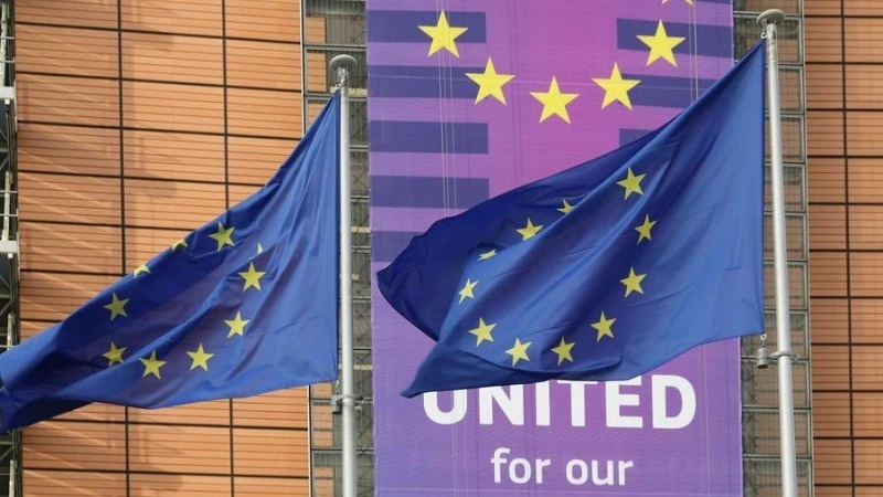 Cờ của Liên minh châu Âu bên ngoài Tòa nhà Berlaymont, trụ sở Ủy ban châu Âu tại Brussels, Bỉ.