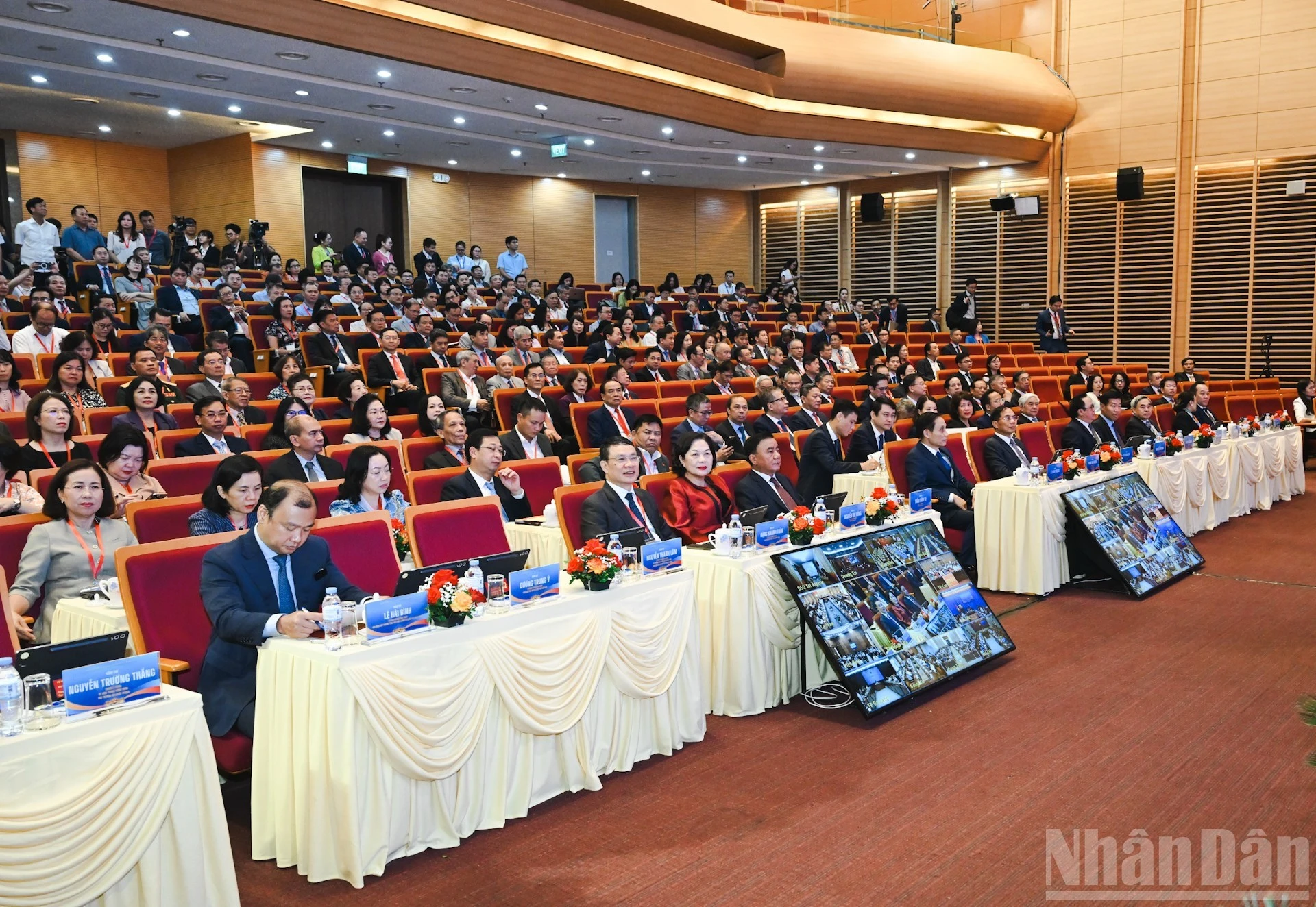 Các đồng chí lãnh đạo Đảng, Nhà nước và các đại biểu dự phiên họp. Ảnh Báo Nhân dân