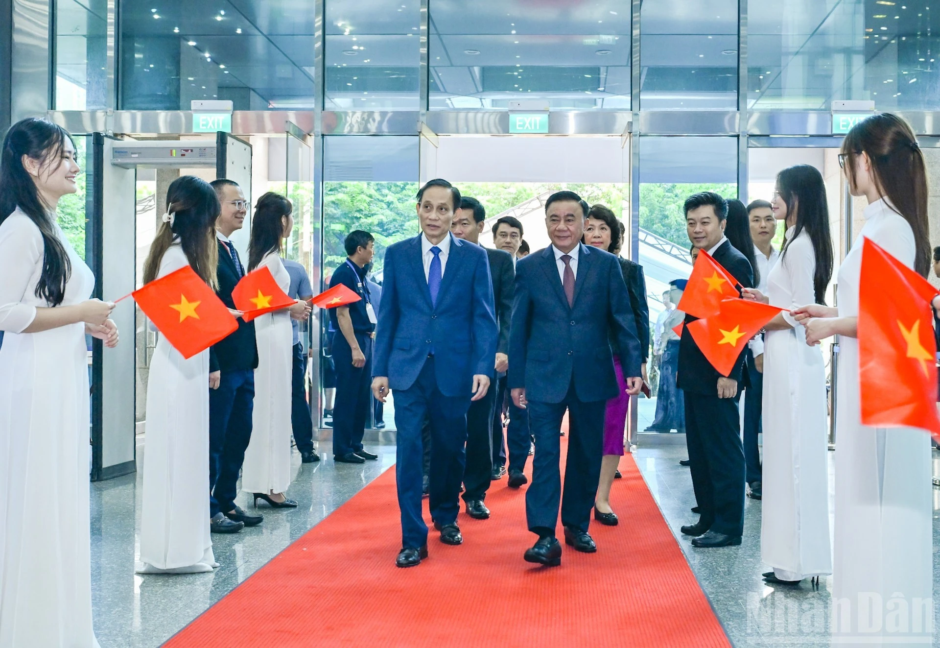 Thường trực Ban Bí thư Trần Cẩm Tú dự Phiên họp toàn thể về đối ngoại Đảng và đối ngoại nhân dân. Ảnh Báo Nhân dân