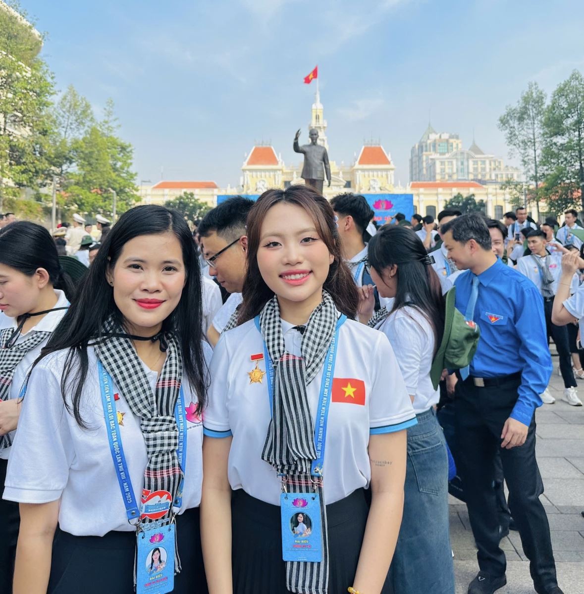 Ca sĩ Phương Mỹ Chi (phải) chụp ảnh cùng đại biểu thanh niên tiên tiến làm theo lời Bác. Ca sĩ Phương Mỹ Chi (phải) chụp ảnh cùng đại biểu thanh niên tiên tiến làm theo lời Bác.