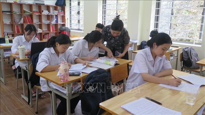Giờ ôn thi trên lớp của học sinh Trường THPT Dân tộc nội trú tỉnh Lào Cai. Giờ ôn thi trên lớp của học sinh Trường THPT Dân tộc nội trú tỉnh Lào Cai.