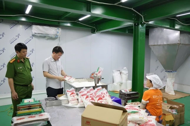 Công an tỉnh Phú Thọ đột kích một cơ sở kinh doanh, thu giữ hàng trăm tấn dầu ăn, bột nêm, bột canh, mì chính giả