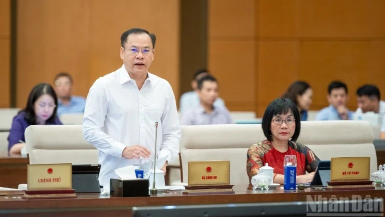 Thứ trưởng Công an Nguyễn Văn Long trình bày tờ trình dự án luật.