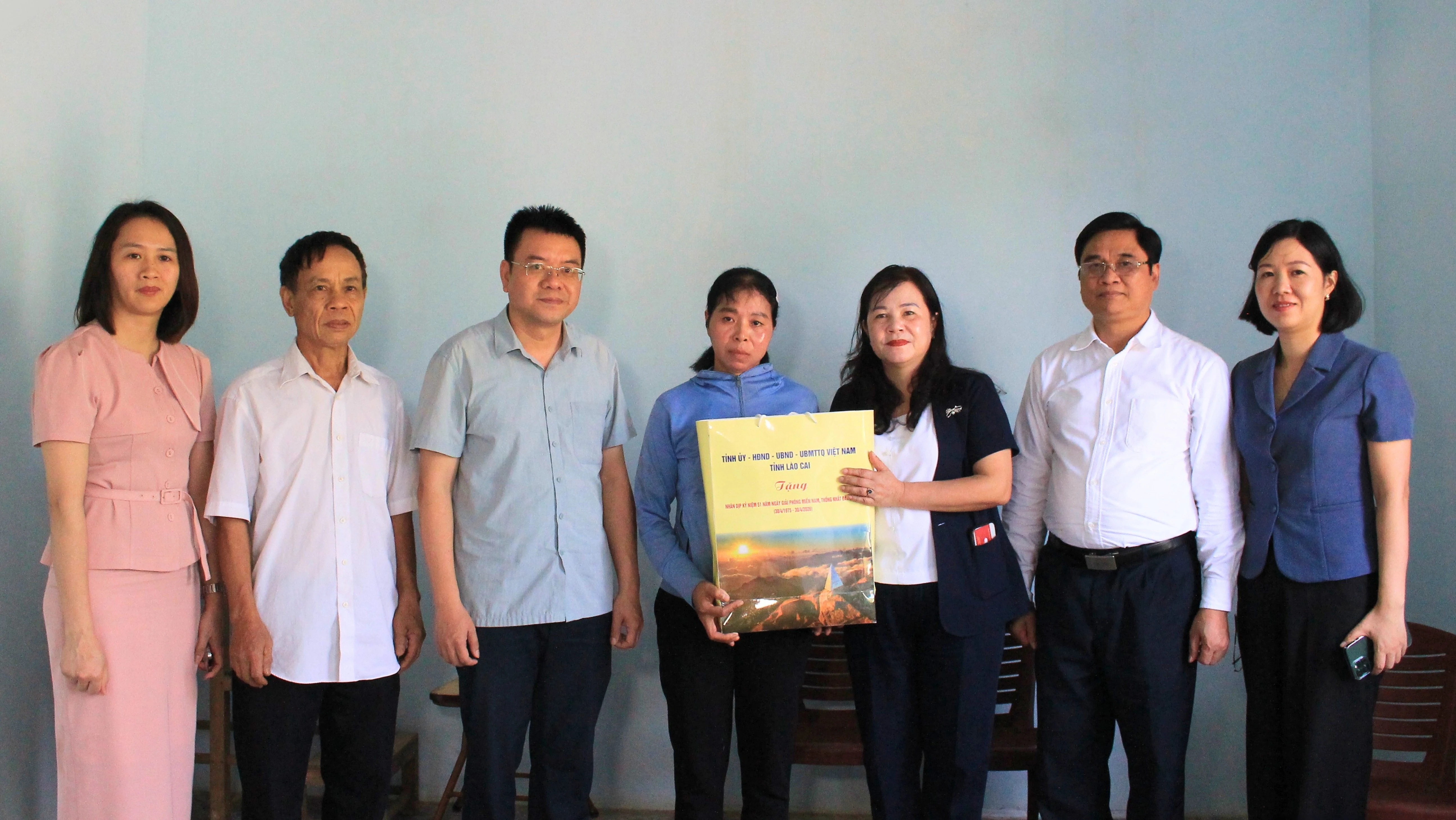 Đoàn công tác thăm, tặng quà bà Trần Thị Liên.