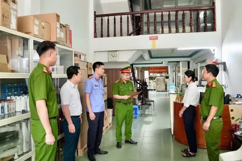 Cơ quan Cảnh sát điều tra đọc lệnh khám xét khẩn cấp nơi ở và nơi làm việc của Nguyễn Thị Thanh Huyền, SN 1981, Giám đốc Công ty TNHH Thương mại và Dịch vụ Sông Lam.