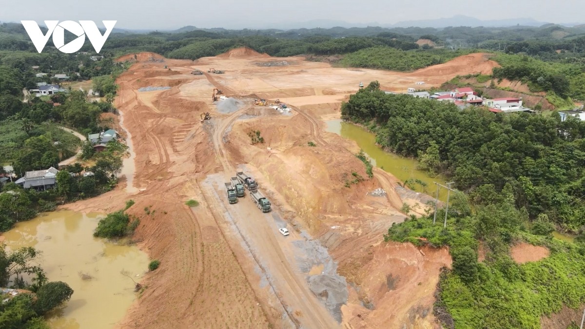 Một mặt bằng đang được san gạt đầu tư dự án tại phường Âu Lâu, tỉnh Lào Cai. mot-mat-bang-dang-duoc-san-gat-dau-tu-du-an-tai-phuong-au-lau-tinh-lao-cai-0.jpg