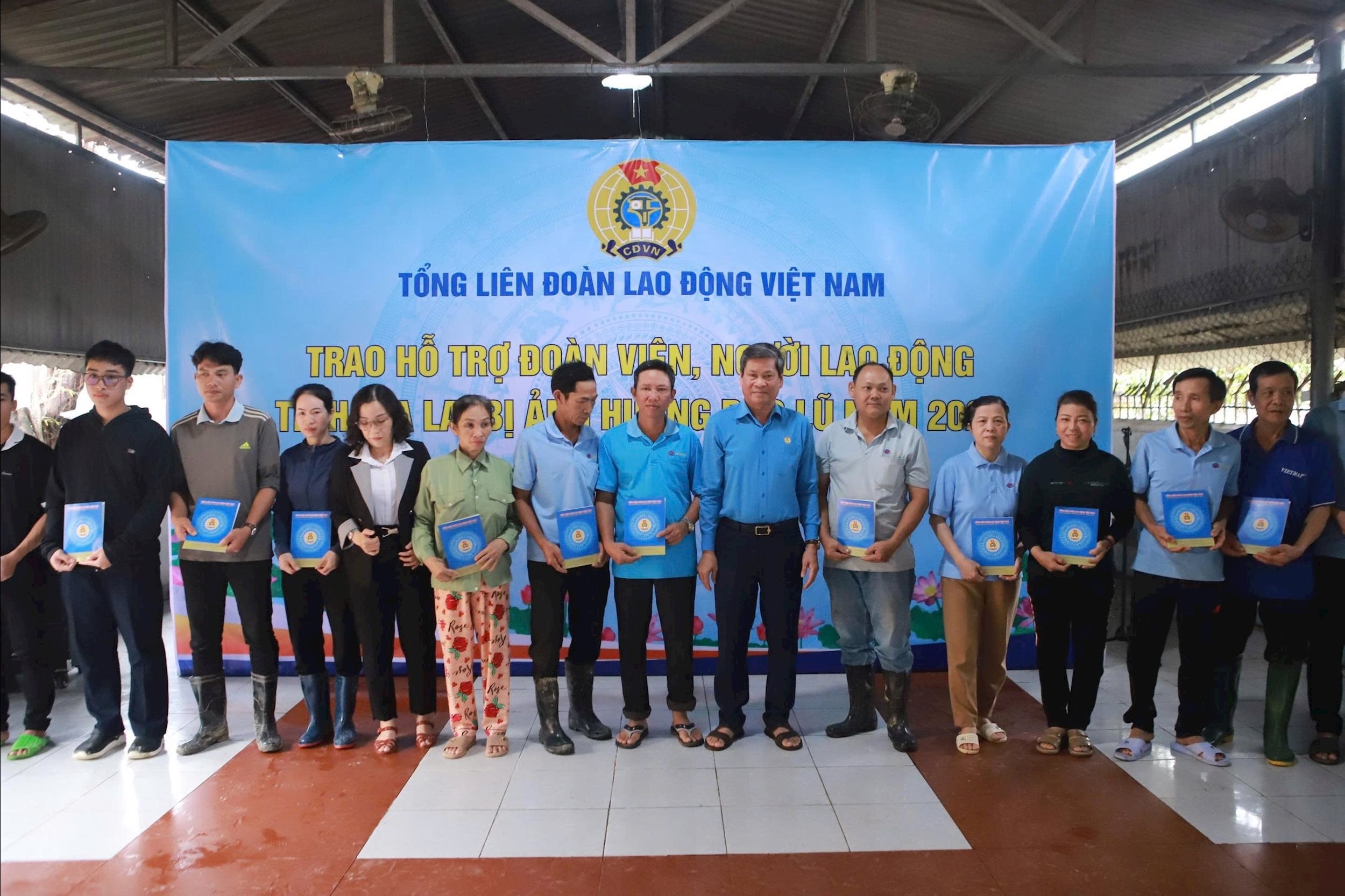 Phó Chủ tịch Tổng LĐLĐ Việt Nam Huỳnh Thanh Xuân thăm và tặng quà các đoàn viên, người lao động bị ảnh hưởng bởi mưa lũ trên địa bàn tỉnh Lâm Đồng.