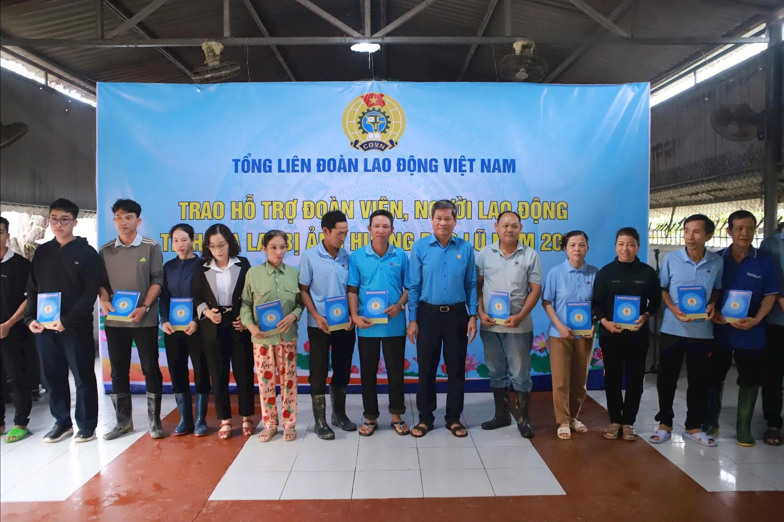 Phó Chủ tịch Tổng LĐLĐ Việt Nam Huỳnh Thanh Xuân thăm và tặng quà các đoàn viên, người lao động bị ảnh hưởng bởi mưa lũ trên địa bàn tỉnh Lâm Đồng.