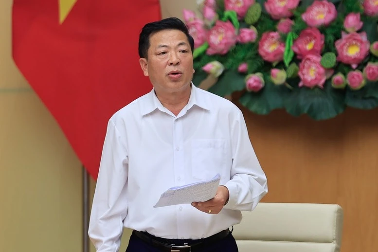 Bộ trưởng Bộ Xây dựng Trần Hồng Minh báo cáo tại Phiên họp.