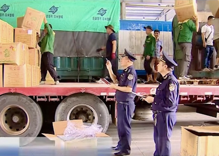 Cán bộ hải quan giám sát hoạt động xuất nhập khẩu.