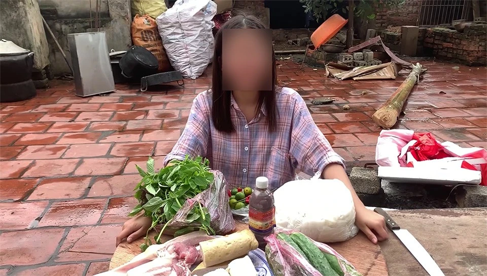 Một YouTuber nấu ăn trong không gian bừa bộn đồ đạc, kém vệ sinh.