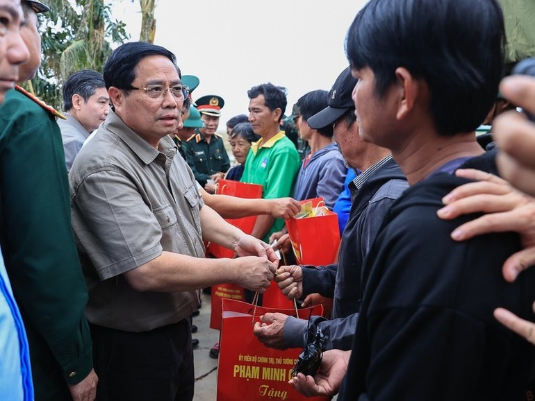 Thủ tướng Phạm Minh Chính động viên, tặng quà hỗ trợ bà con nhân dân thôn Phú Hữu, xã Hòa Thịnh.