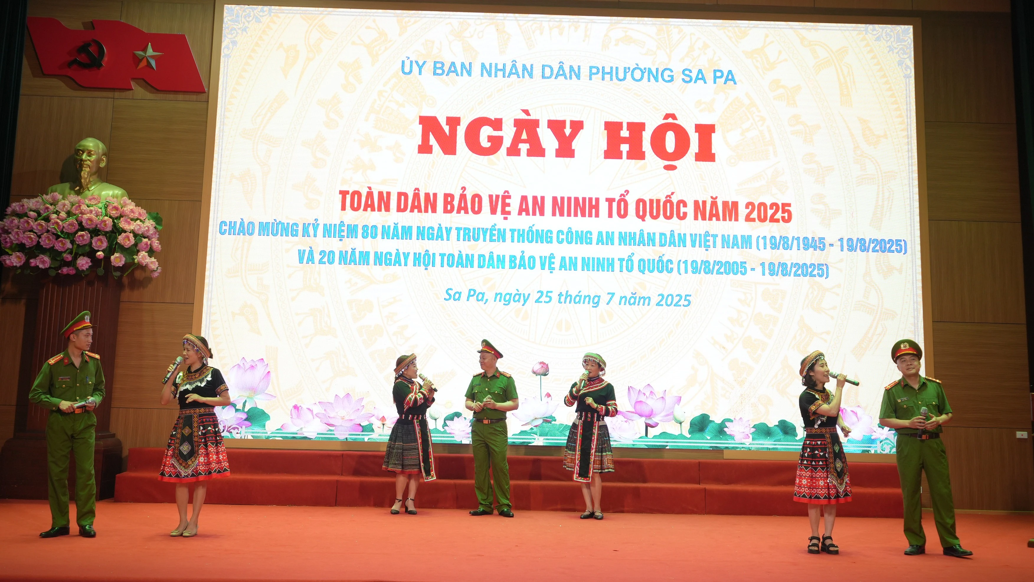 Biểu diễn văn nghệ tại ngày hội.