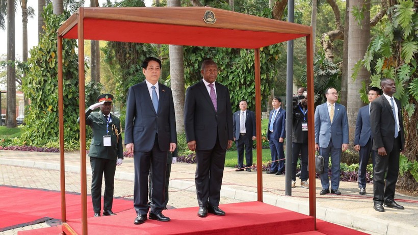 Chủ tịch nước Lương Cường và Tổng thống Angola João Manuel Gonçalves Lourenço nghe quân nhạc cử Quốc thiều hai nước. Chủ tịch nước Lương Cường và Tổng thống Angola João Manuel Gonçalves Lourenço nghe quân nhạc cử Quốc thiều hai nước.