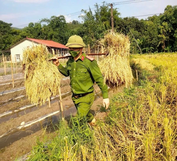 Sự gần gũi của lực lượng Công an với Nhân dân thể hiện qua những công việc bình dị đời thường.