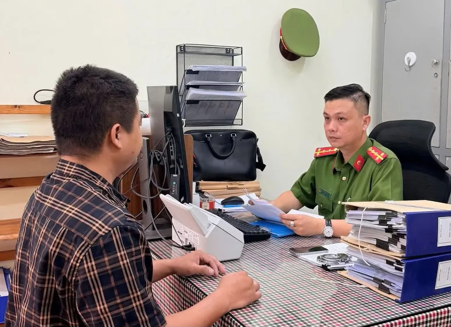 Cán bộ Công an làm việc với Nguyễn Tăng Tiến.