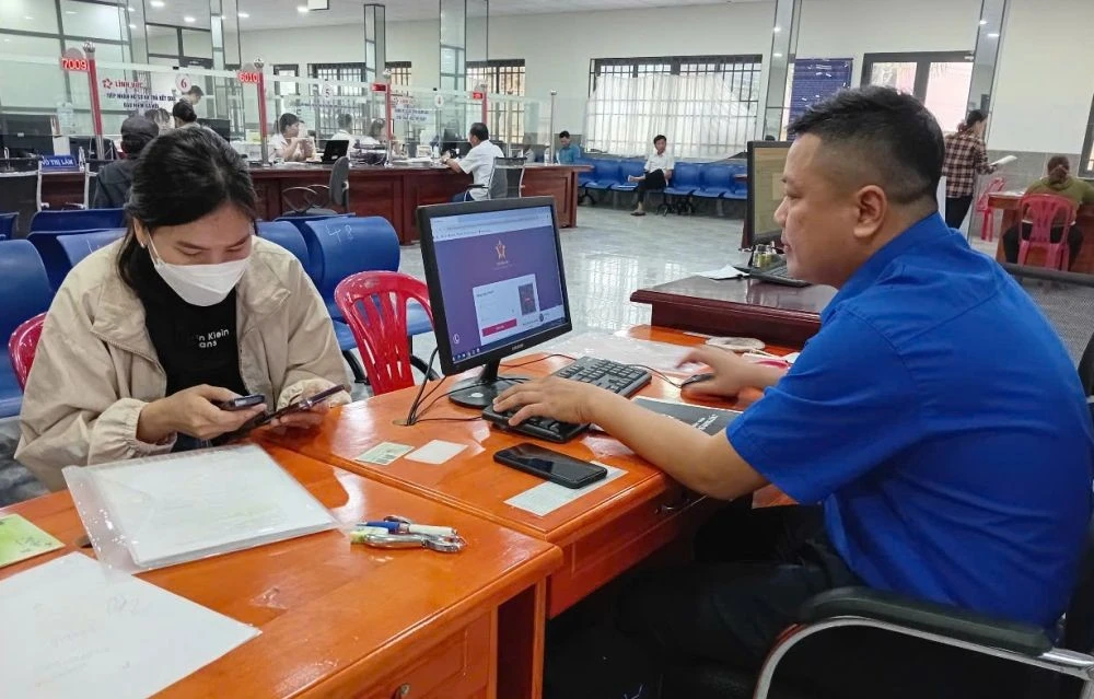 Cán bộ Trung tâm Phục vụ Hành chính công tỉnh - Chi nhánh Dầu Tiếng hỗ trợ người dân giải quyết thủ tục qua nền tảng số.