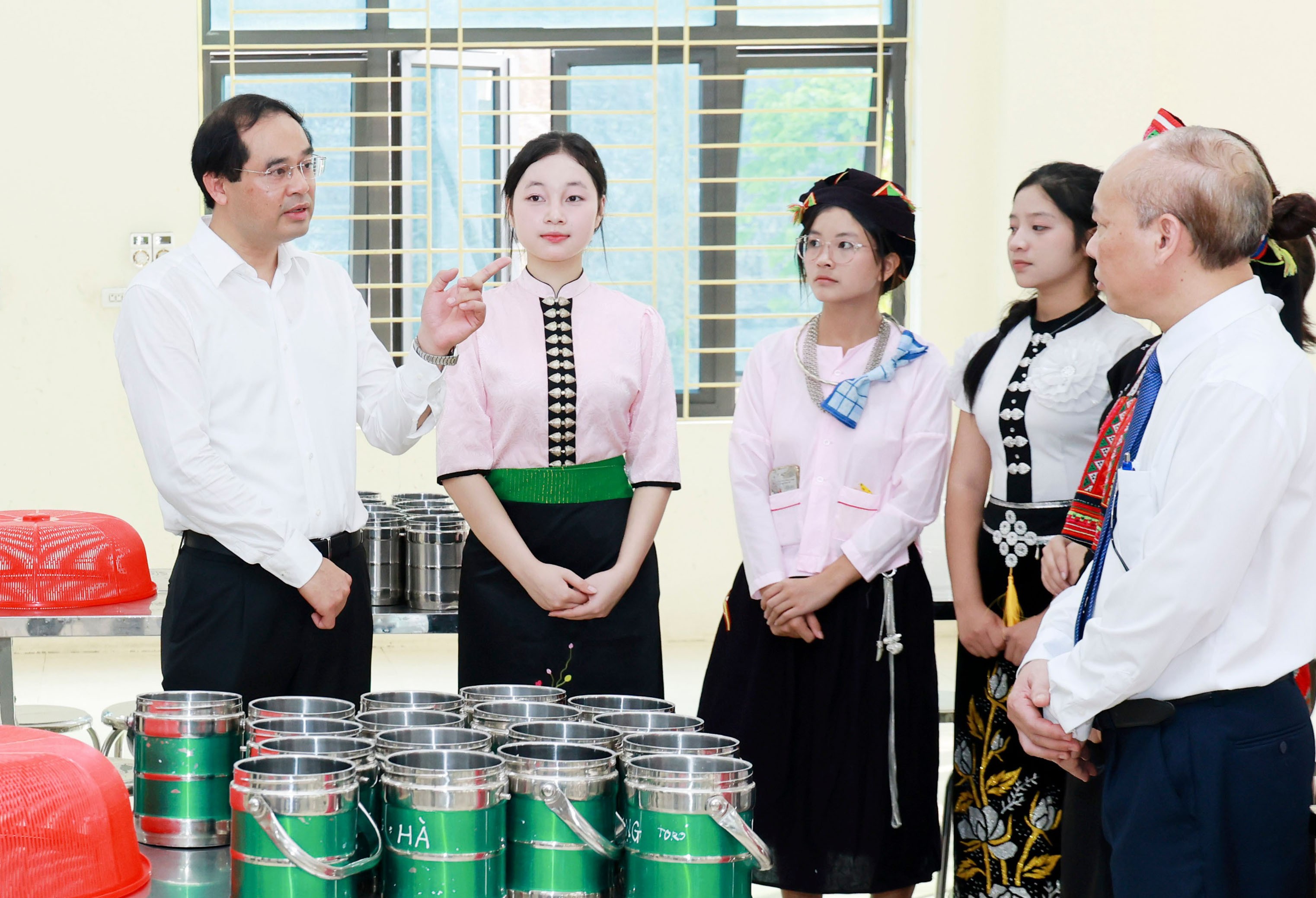 Trước buổi làm việc, đồng chí Bí thư Tỉnh ủy và Đoàn công tác của tỉnh đã kiểm tra hạ tầng cơ sở vật chất, trò chuyện, nắm bắt tâm tư, nguyện vọng của cán bộ, giáo viên, nhân viên nhà trường. 060a6395.jpg