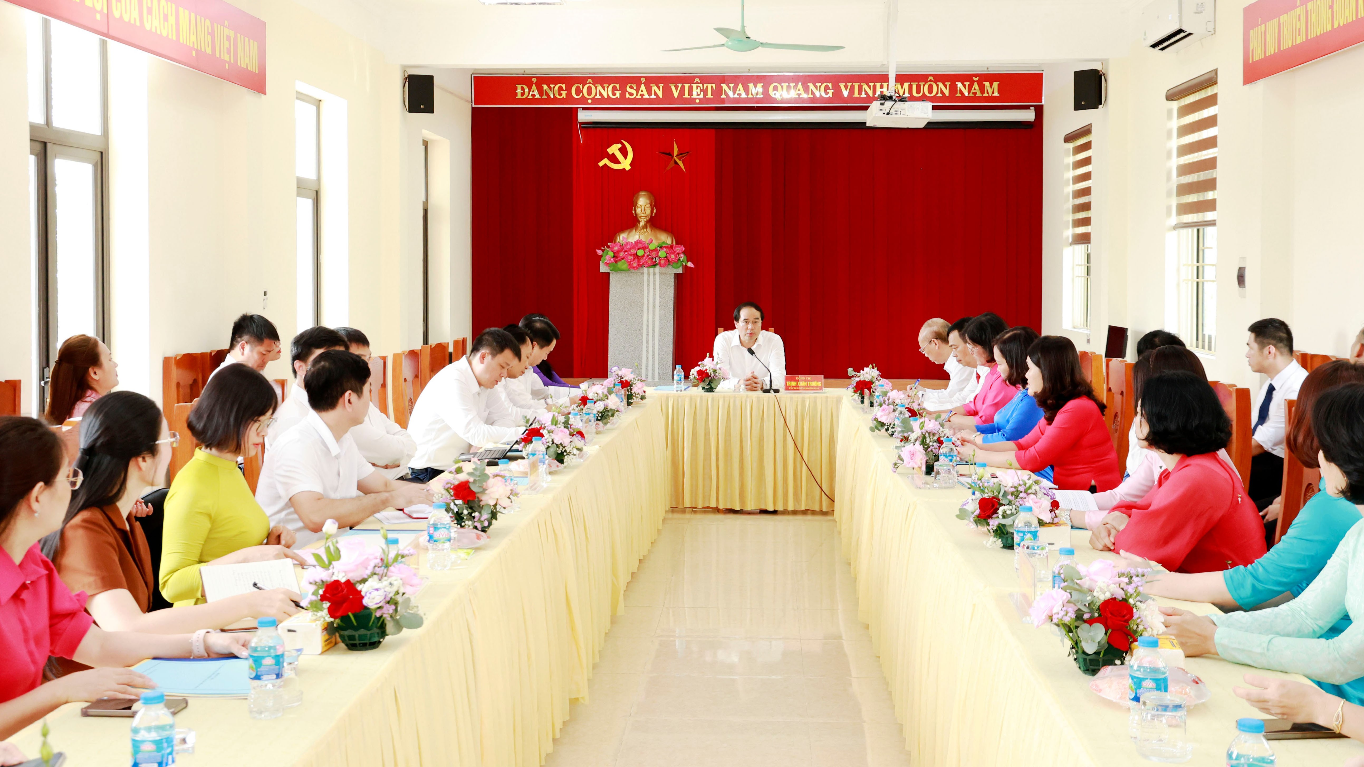 Quang cảnh buổi làm việc. 060a6561.jpg