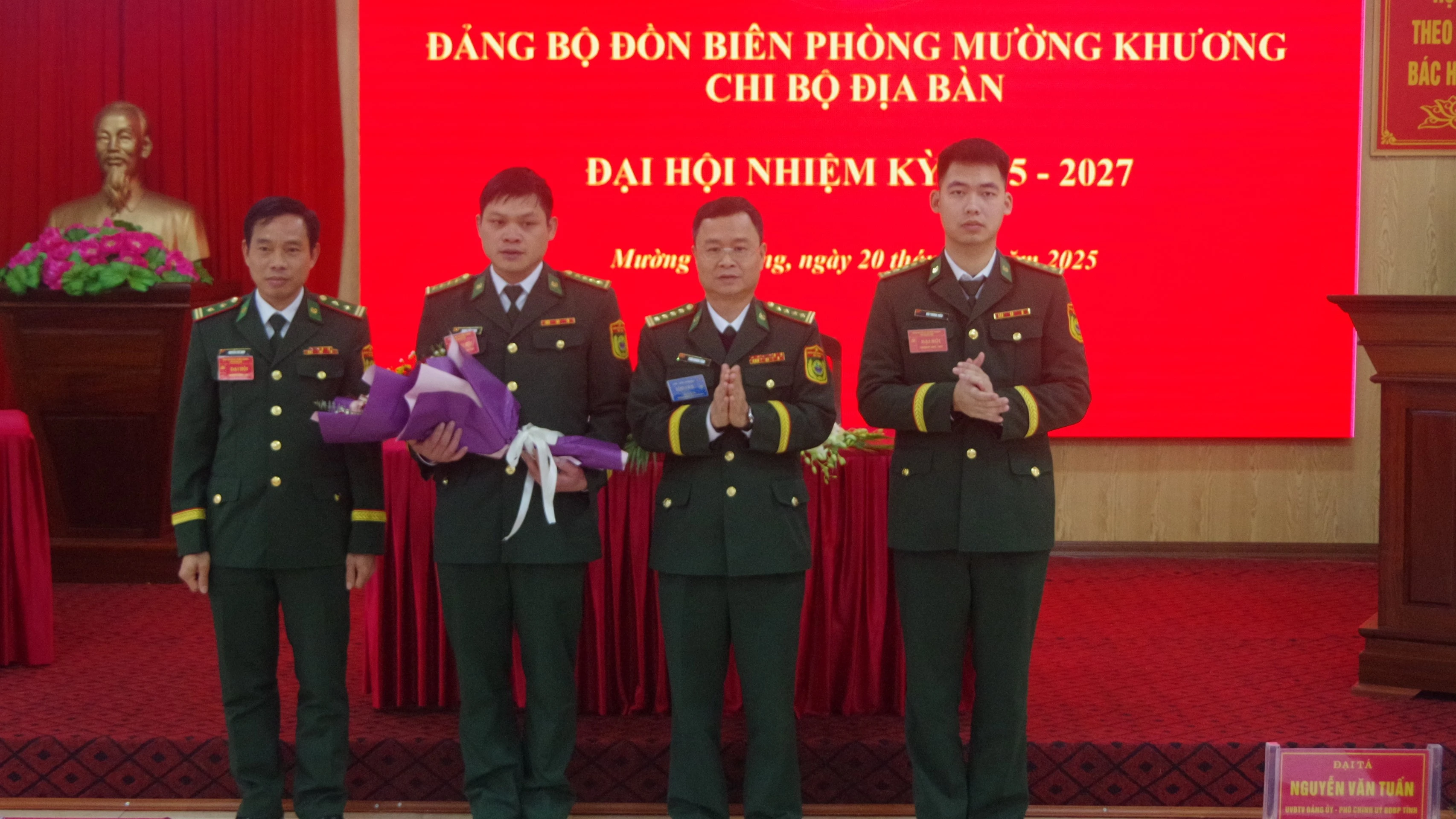 dai-ta-tran-quang-tung-chinh-uy-bdbp-tinh-lao-cai-tang-hoa-chuc-mung-03-dong-chi-duoc-bau-vao-cap-uy-khoa-moi-nhiem-ky-2025-2027.jpg