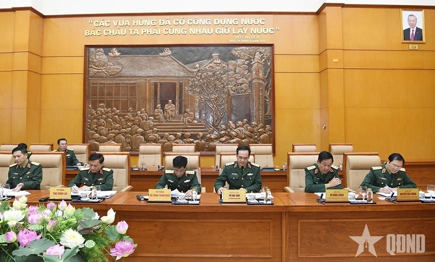 Đại tướng Nguyễn Tân Cương (ngoài cùng, bên phải) và các đại biểu dự hội nghị.