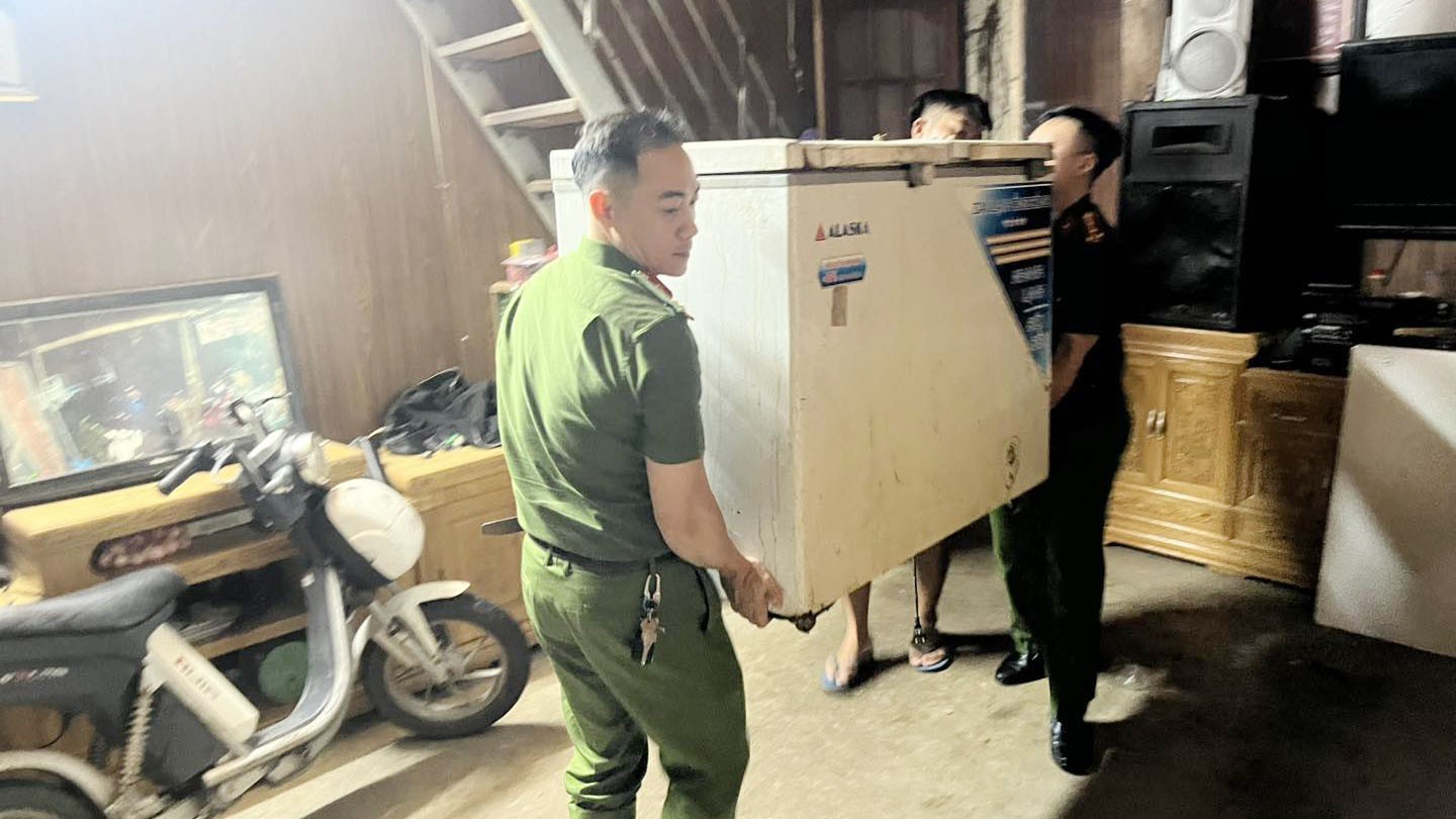 Công an xã Văn Bàn hỗ trợ người dân di chuyển tài sản ra khỏi khu vực có dấu hiệu sạt lở. anh-3-1.jpg