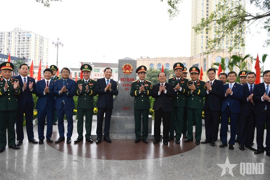 Đại tướng Phan Văn Giang và Đoàn đại biểu Việt Nam chào cột mốc 1369 (2) tại Cửa khẩu Quốc tế Móng Cái trước khi đón Bộ trưởng Bộ Quốc phòng Trung Quốc sang tham dự giao lưu.