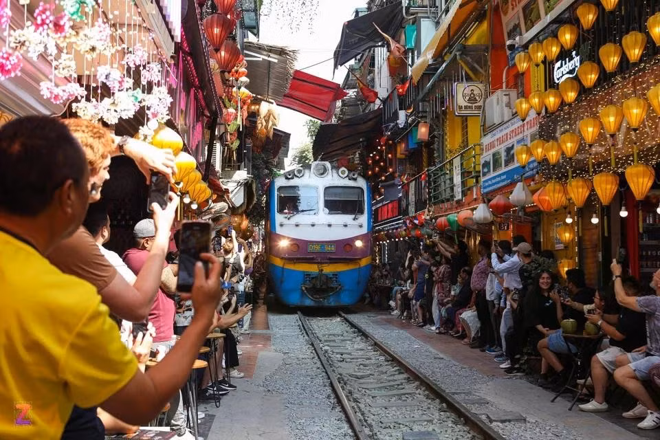 Phố đường tàu ở Hà Nội, nơi có tàu Thống Nhất đi qua, trở thành điểm đến hút du khách quốc tế.
