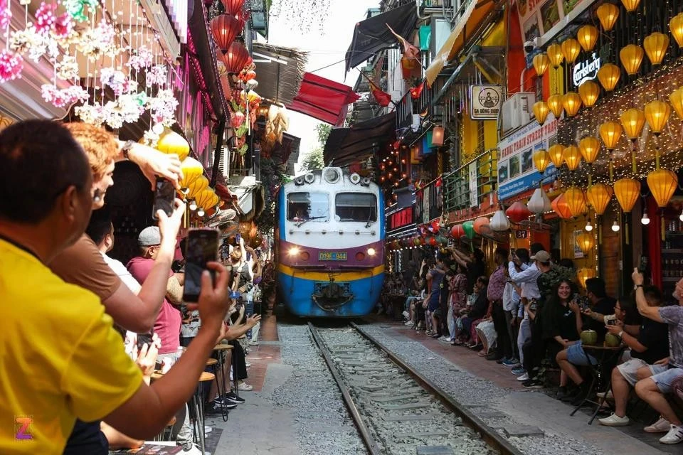 Phố đường tàu ở Hà Nội, nơi có tàu Thống Nhất đi qua, trở thành điểm đến hút du khách quốc tế.