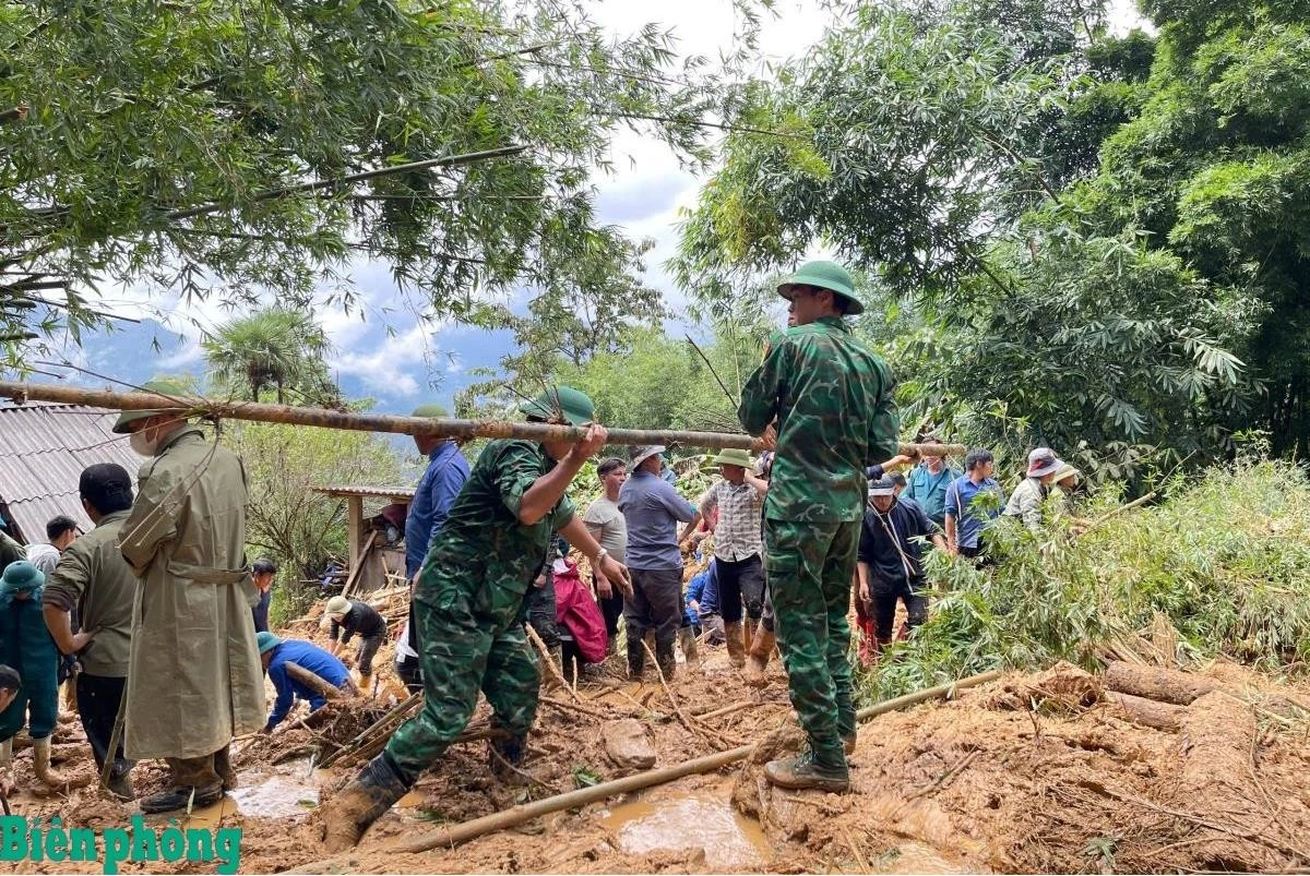 Cán bộ Đồn Biên phòng Y Tý, Bộ đội Biên phòng tỉnh Lào Cai phối hợp với chính quyền địa phương tìm kiếm nạn nhân trong vụ sạt lở đất do ảnh hưởng của bão Yagi năm 2024 tại thôn Phìn Chải 2, xã A Lù (cũ), nay là xã Y Tý.