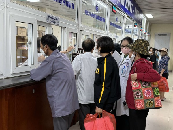 Người bệnh ung thư đang phải mua nhiều loại thuốc mới đắt tiền, tỷ lệ được hưởng BHYT còn thấp. Người bệnh ung thư đang phải mua nhiều loại thuốc mới đắt tiền, tỷ lệ được hưởng BHYT còn thấp.